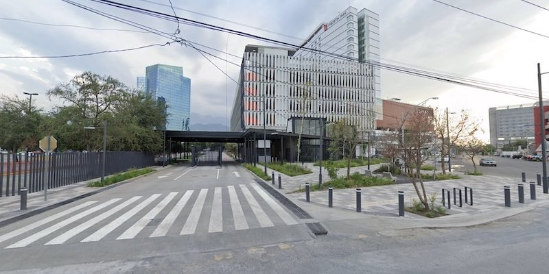 Estacionamiento CEDES en el cruce de 2 de Abril y Junco de la Vega